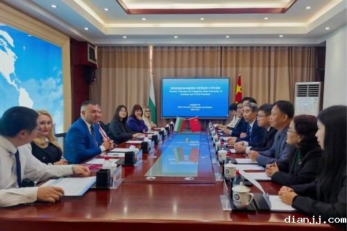 保加利亚国家与世界经济大学代表团访问我校